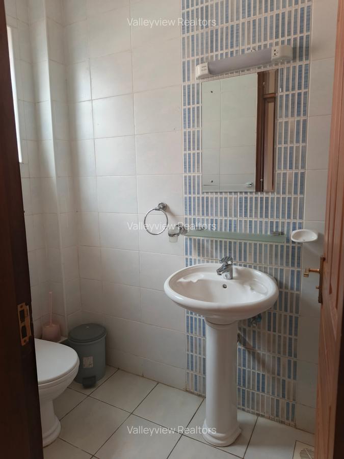 5 Bed Townhouse with En Suite at Lavington - 12