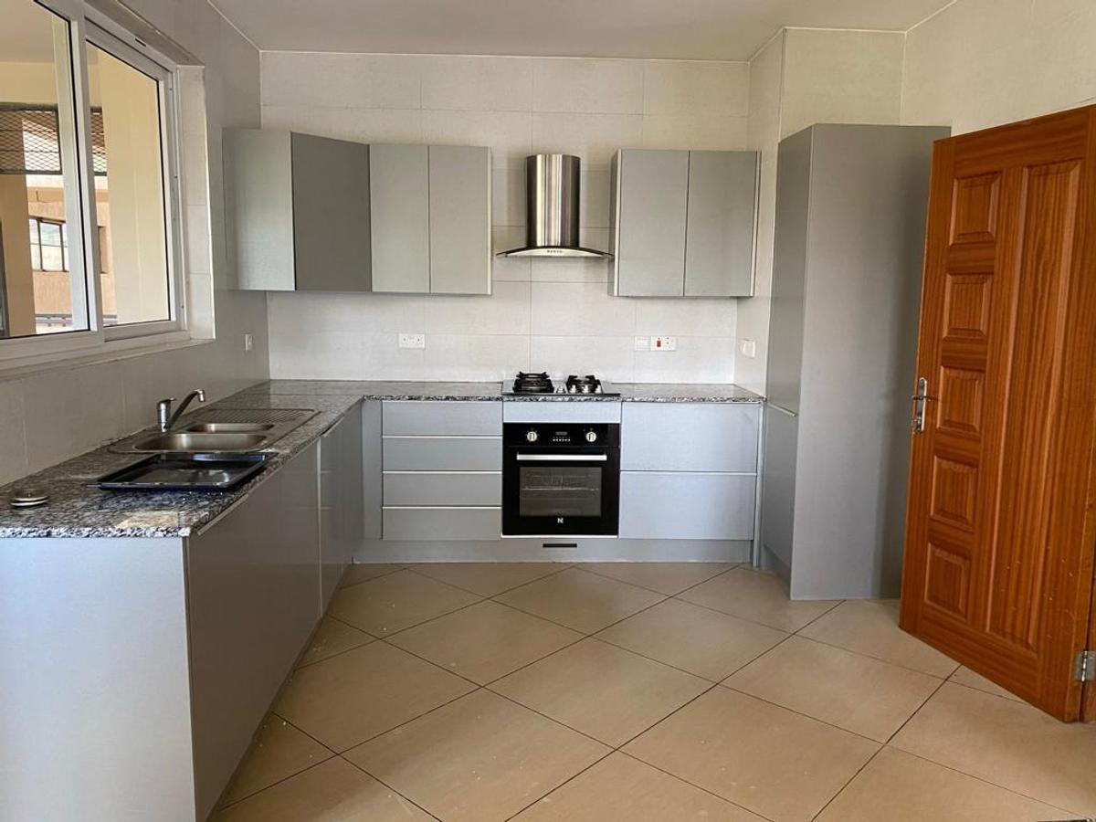 4 bed apartment with en suite in parklands