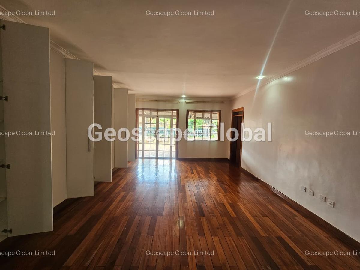 5 Bed House with En Suite in Runda - 2