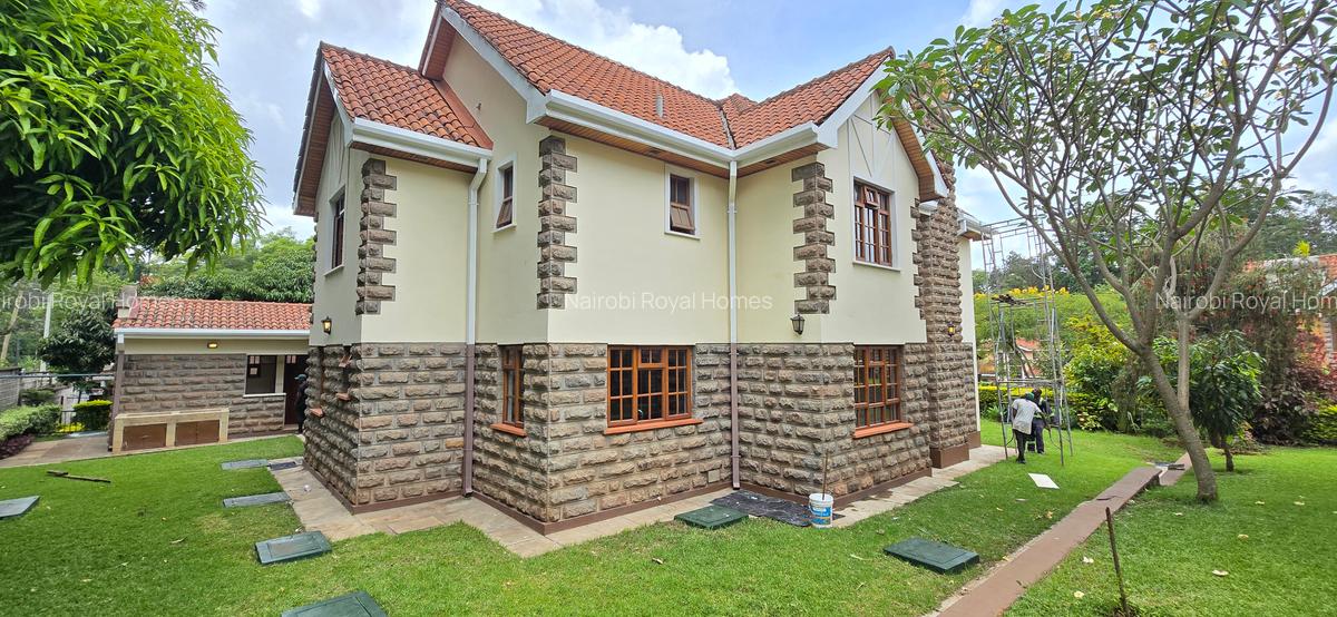 4 Bed Townhouse with En Suite at La - 1