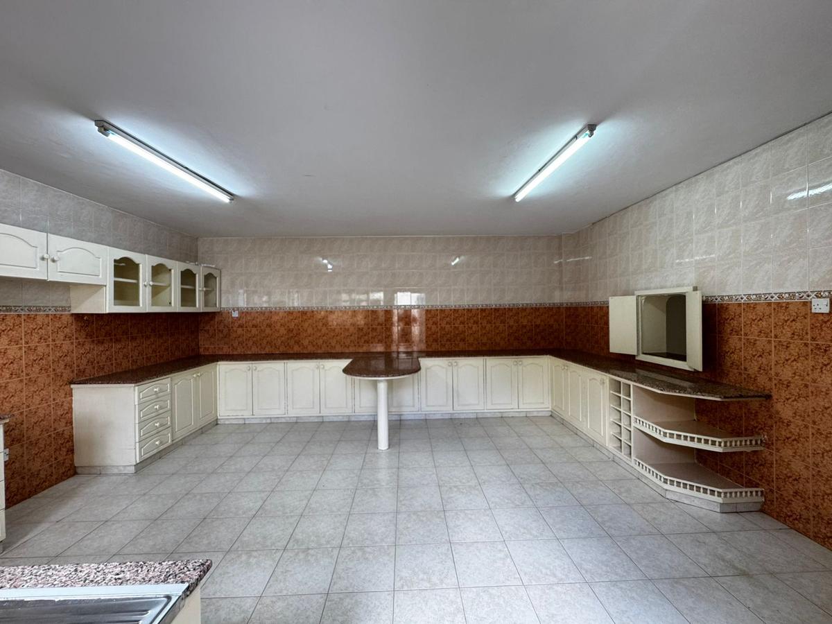 4 Bed Townhouse with En Suite in Brookside - 3