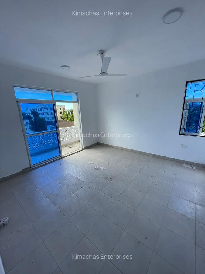 1 Bed Apartment with En Suite at Links Road - 6