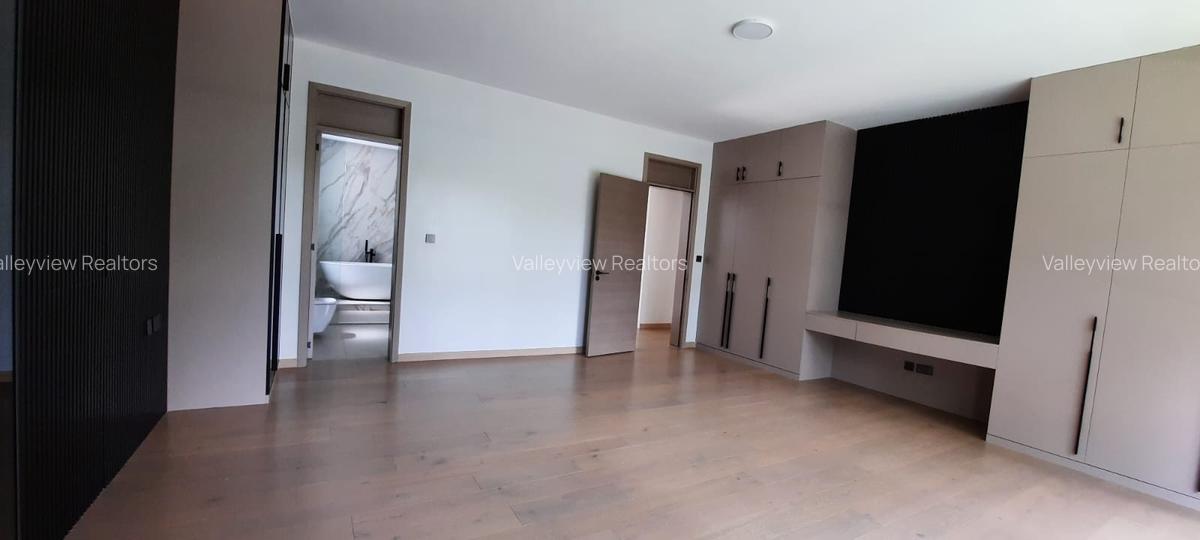 4 Bed Townhouse with En Suite at Lavington - 18