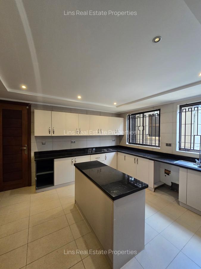 5 Bed Townhouse with En Suite in Lavington - 3