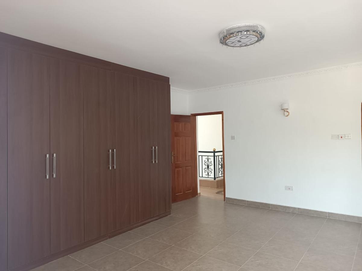 5 Bed Townhouse with En Suite at Acacia - 4