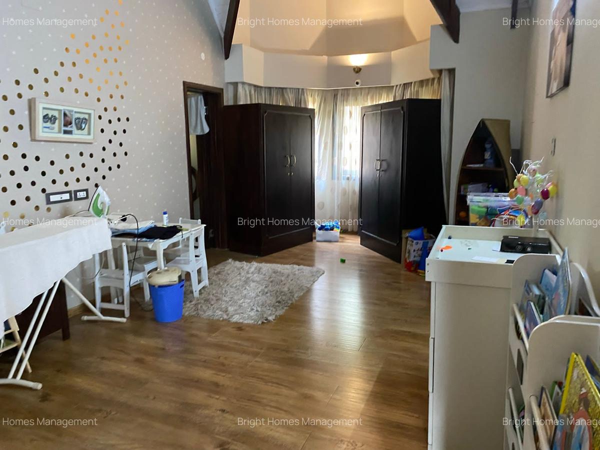 5 Bed Villa with En Suite in Spring Valley - 8