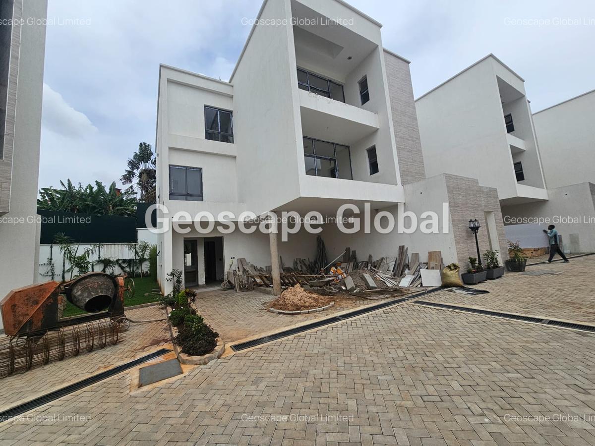 5 Bed House with En Suite in Lavington - 12