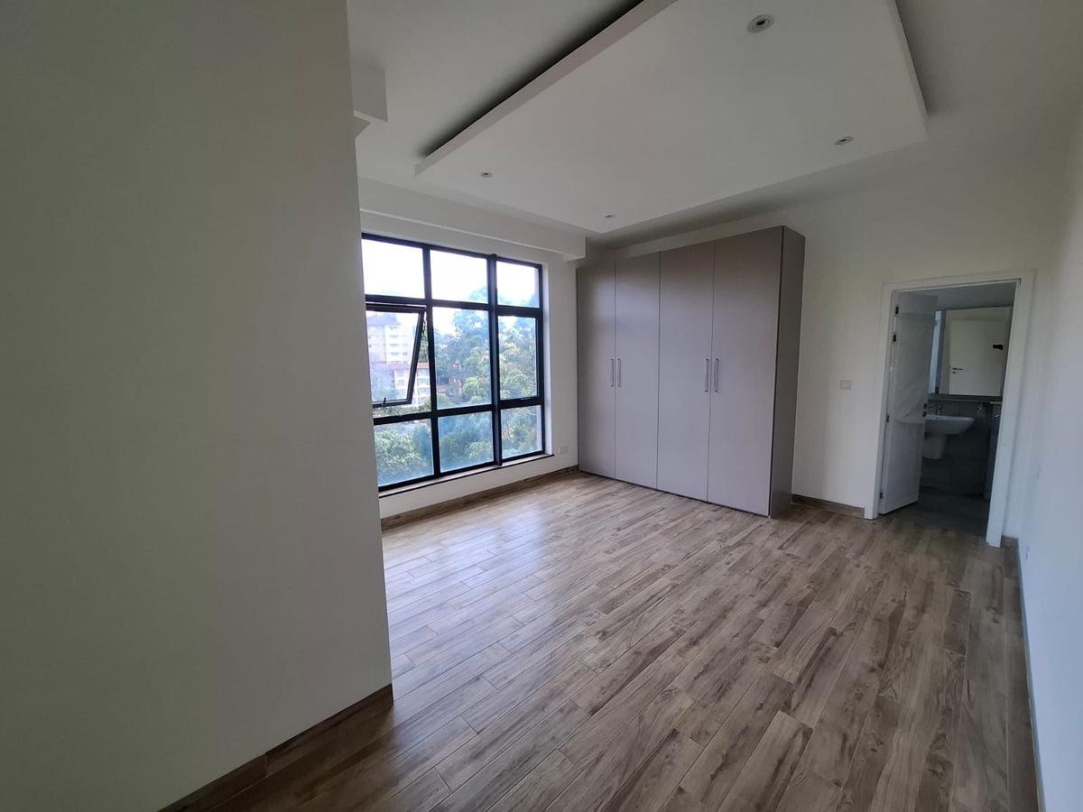 4 Bed Apartment with En Suite in Riverside - 11