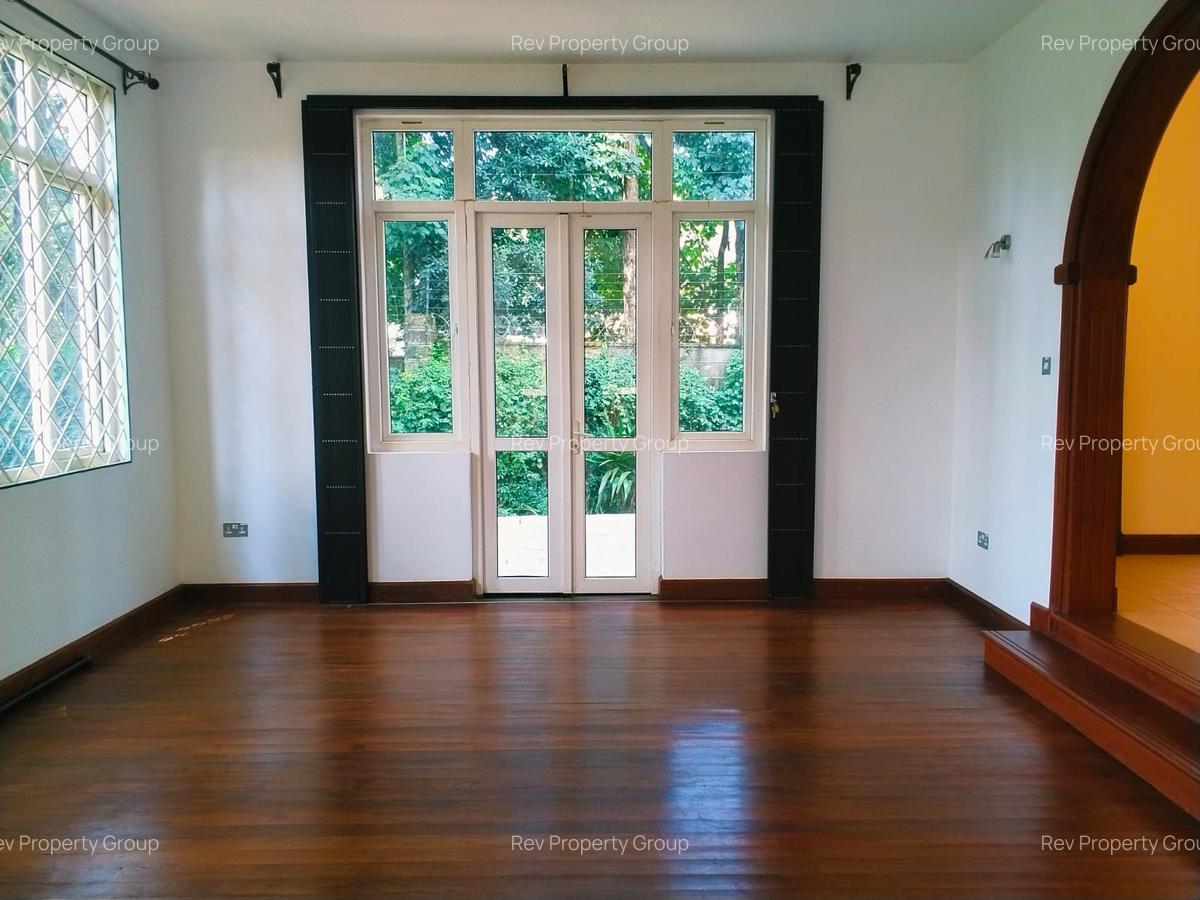 5 Bed Villa with En Suite in Rosslyn - 4