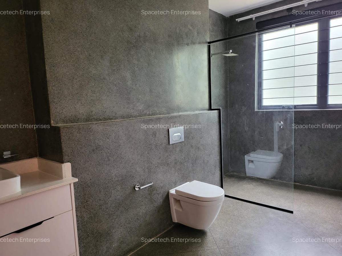 4 Bed Townhouse with En Suite in Lake View - 13