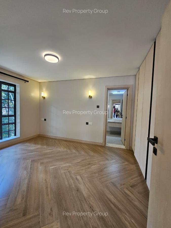 5 Bed Townhouse with En Suite in Lavington - 4