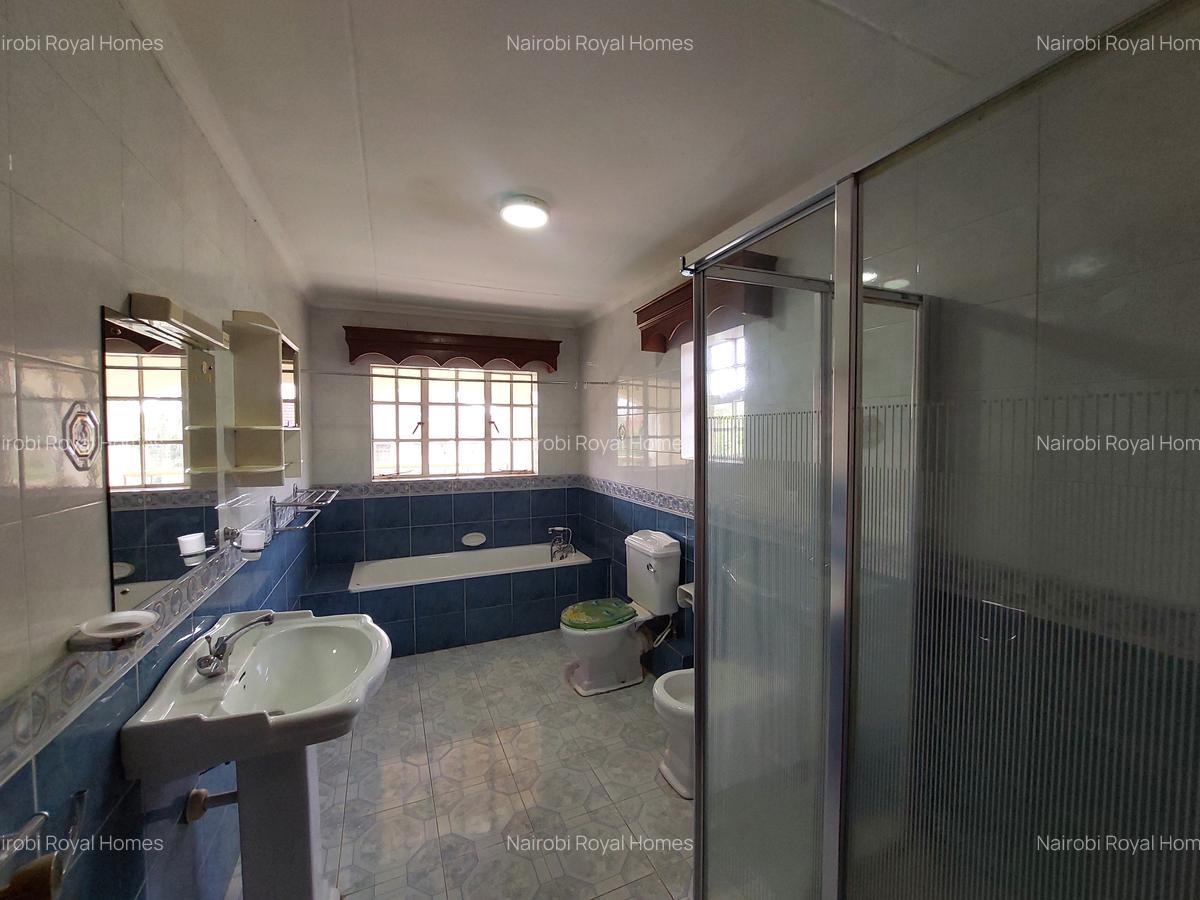 5 Bed House with En Suite at Daisy Road - 16