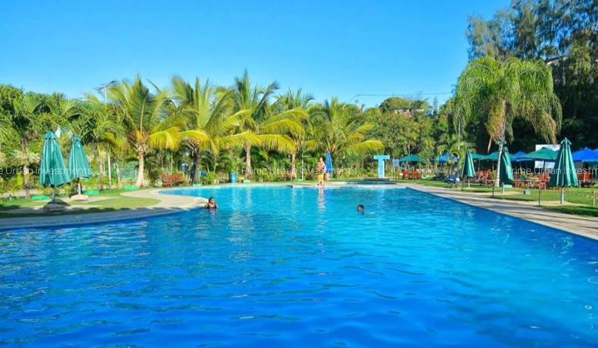 Serviced 1 Bed Apartment with En Suite at Sunset Paradise - 19