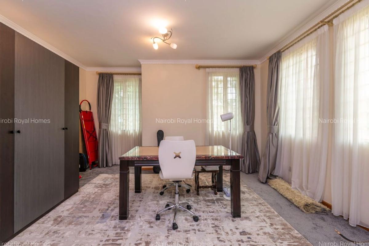 5 Bed Townhouse with En Suite at Lavington - 13