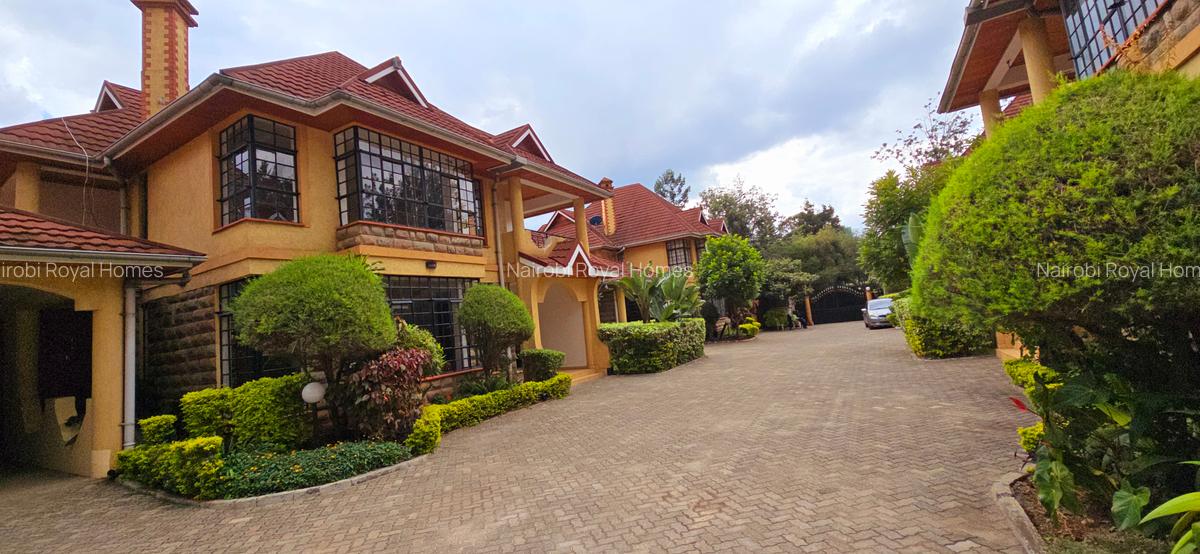5 Bed Townhouse with En Suite at Lavington Road - 5