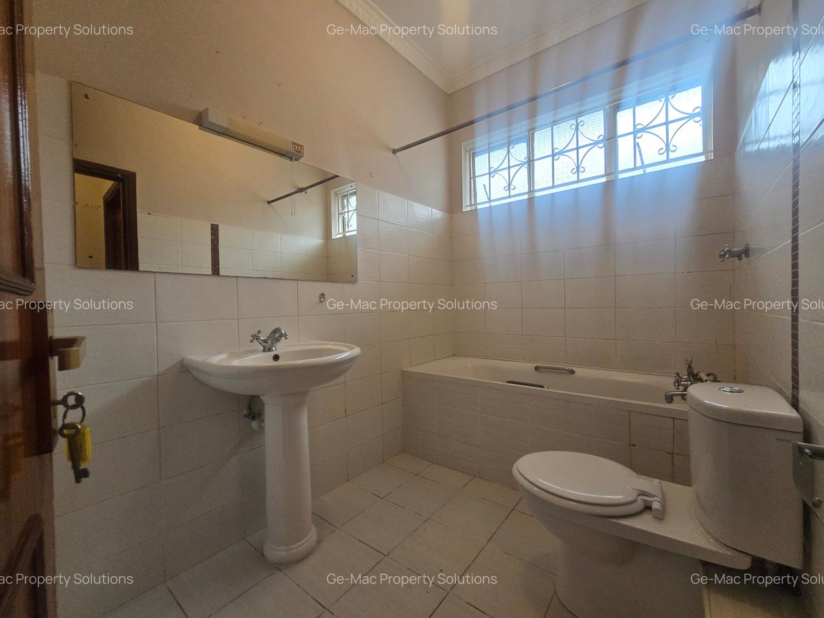 4 Bed House with En Suite in Runda - 11