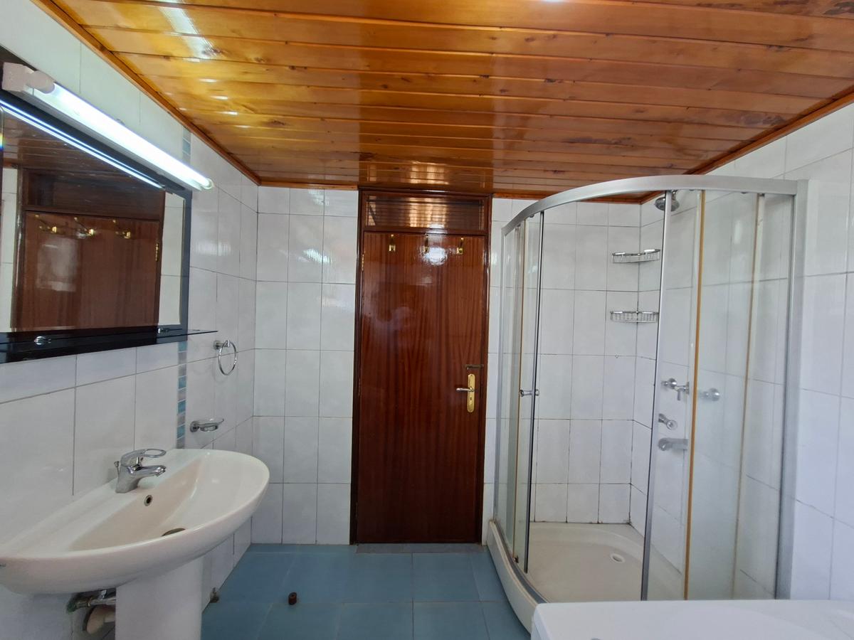 4 Bed House with En Suite at Off Un Avenue - 17