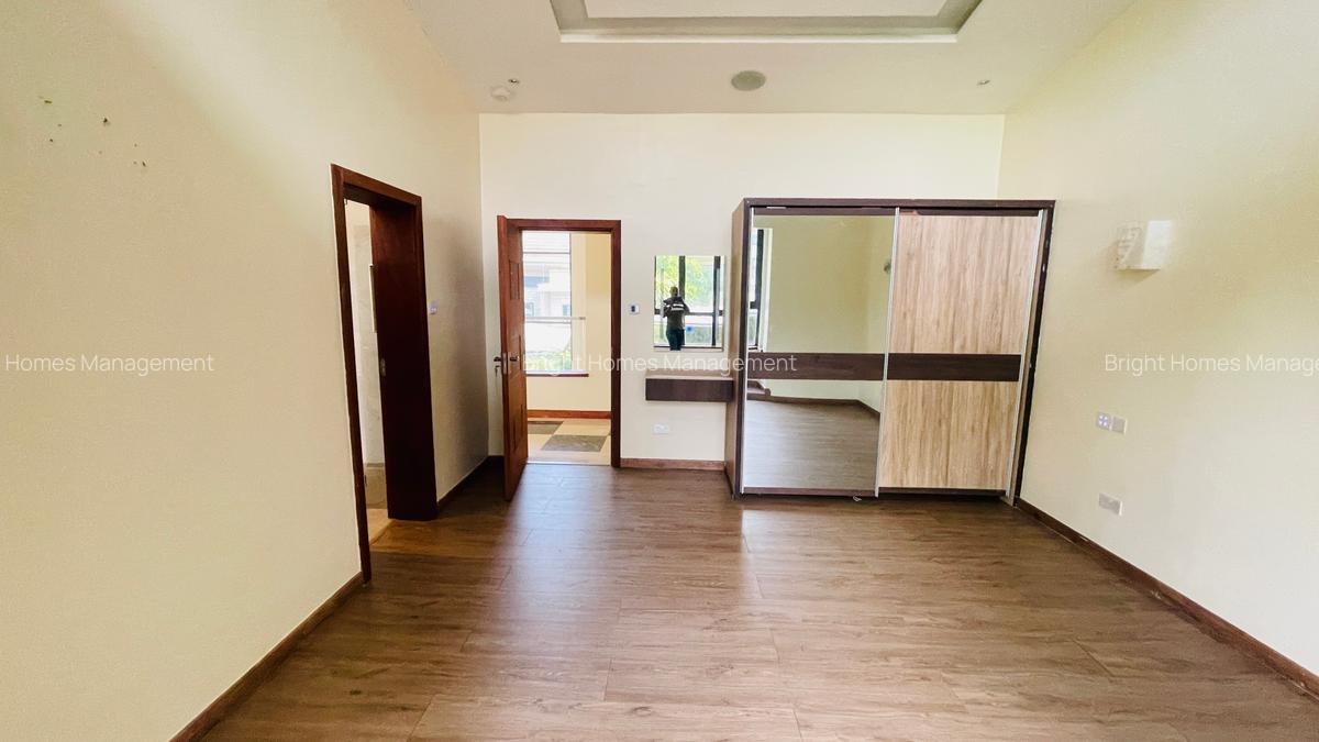 5 Bed Villa with En Suite in Spring Valley - 12