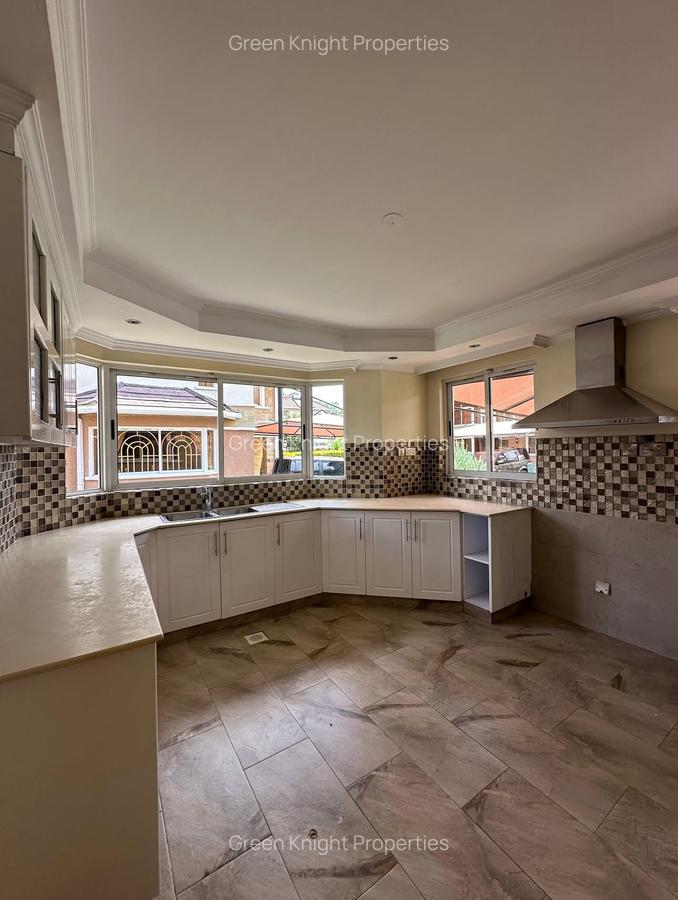 5 Bed Townhouse with En Suite in Lavington - 11
