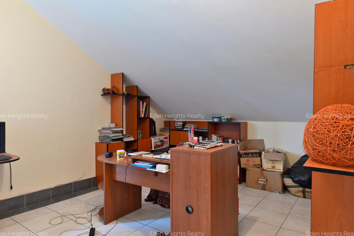 5 Bed Townhouse with En Suite in Lavington - 13