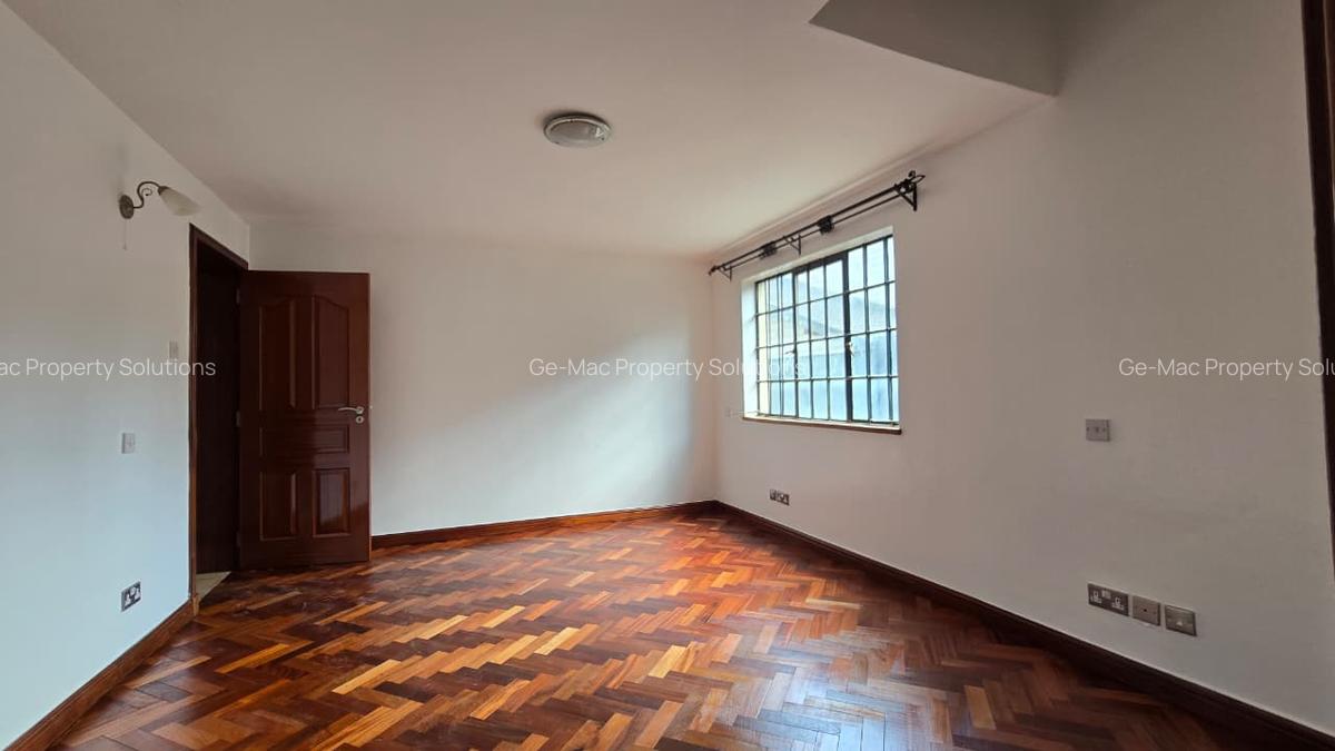 5 Bed House with En Suite in Lavington - 8