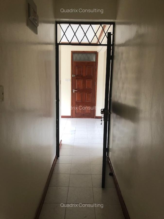 Serviced 2 Bed Apartment with En Suite at Argwings Khodeck Rd - 4
