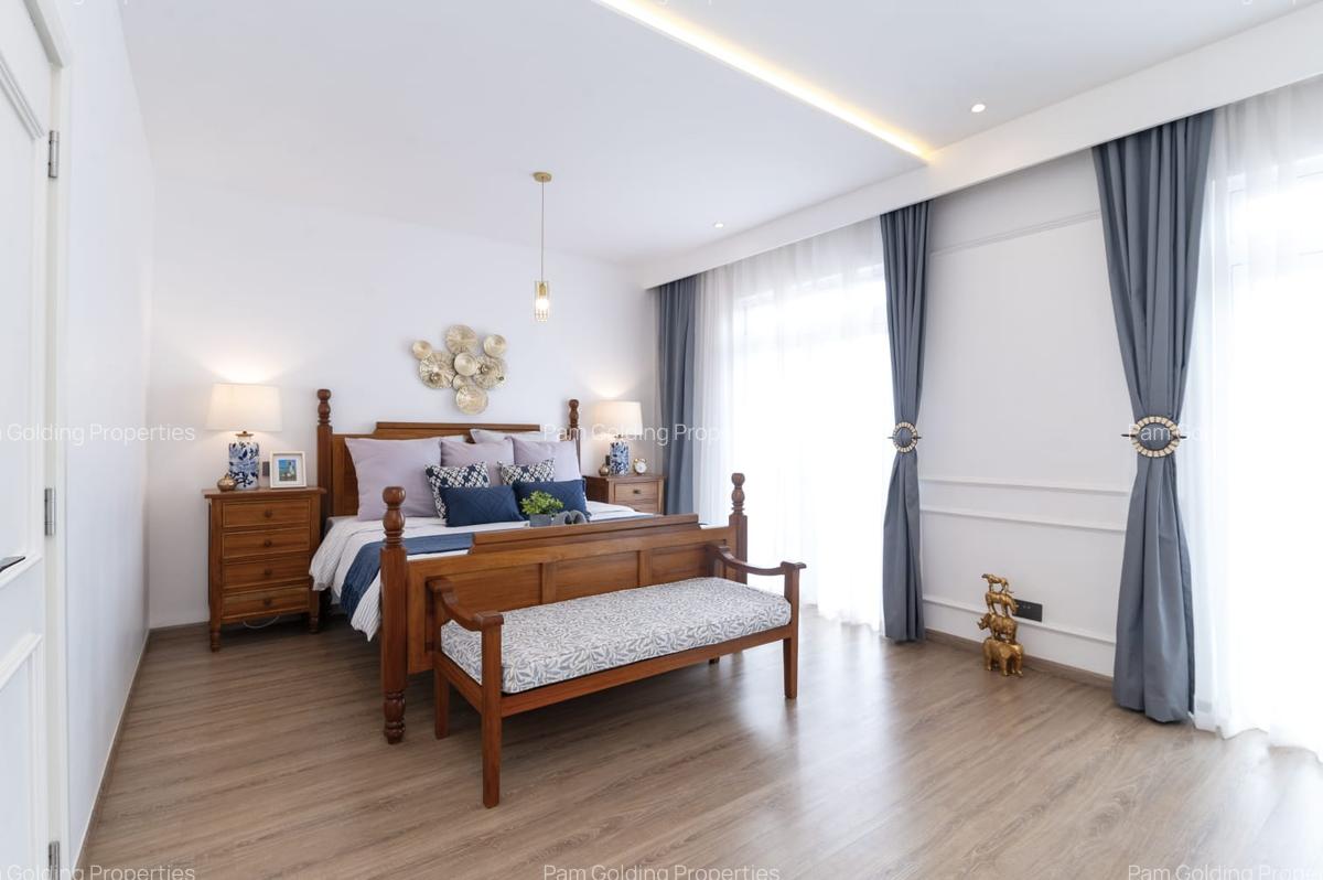 4 Bed Townhouse with Swimming Pool at Crawford Road - 11