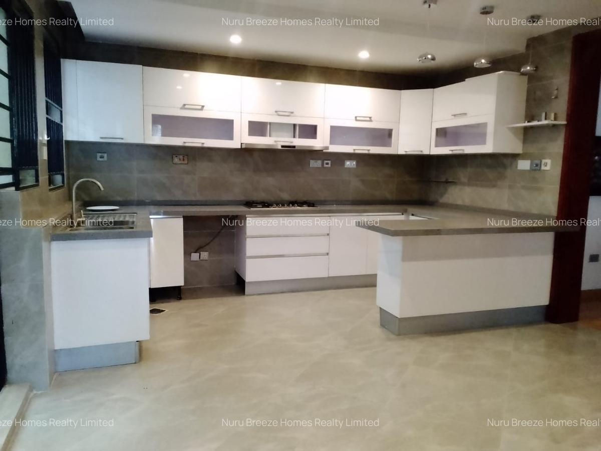 5 Bed Townhouse with En Suite in Lavington - 3