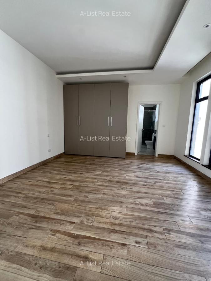 4 Bed Apartment with En Suite at Riverside Drive - 9