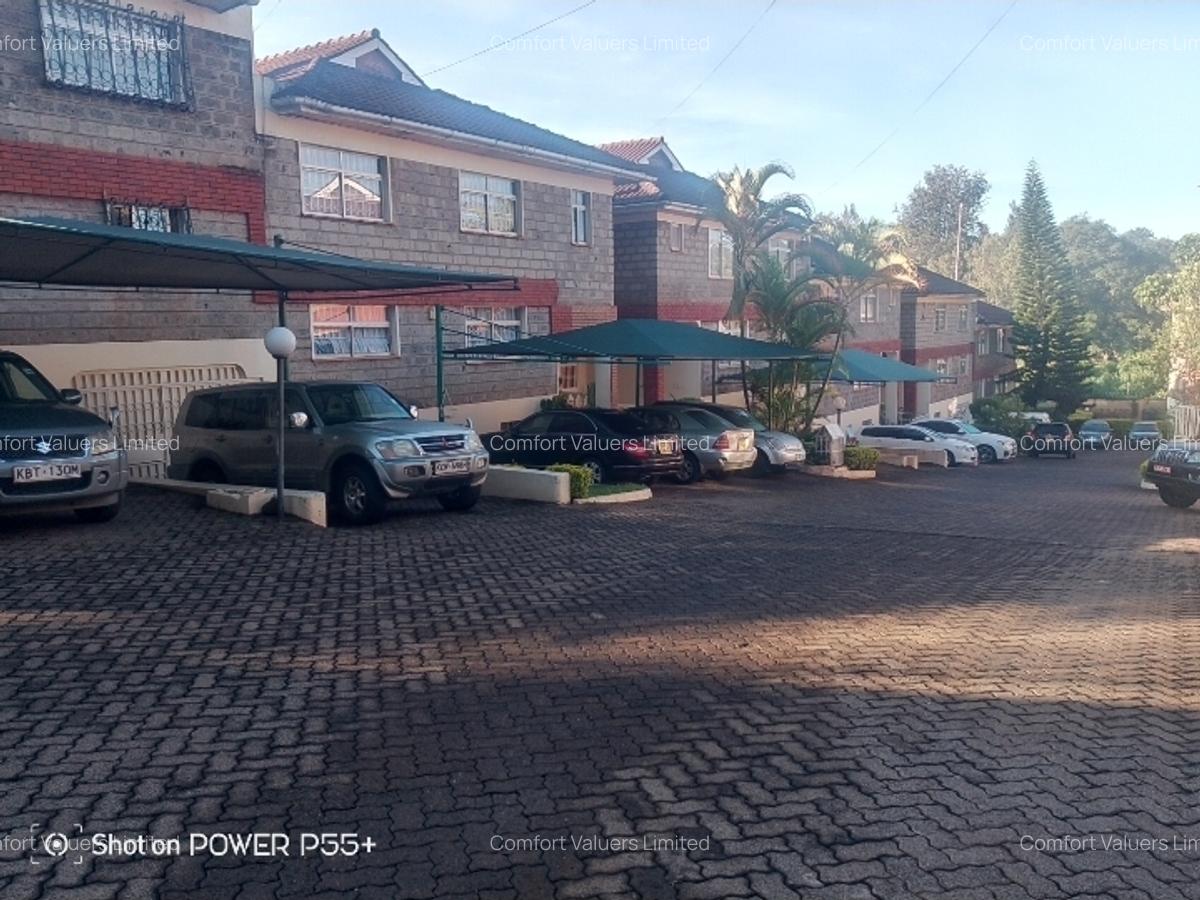 6 Bed Townhouse with En Suite at Lavington - 1