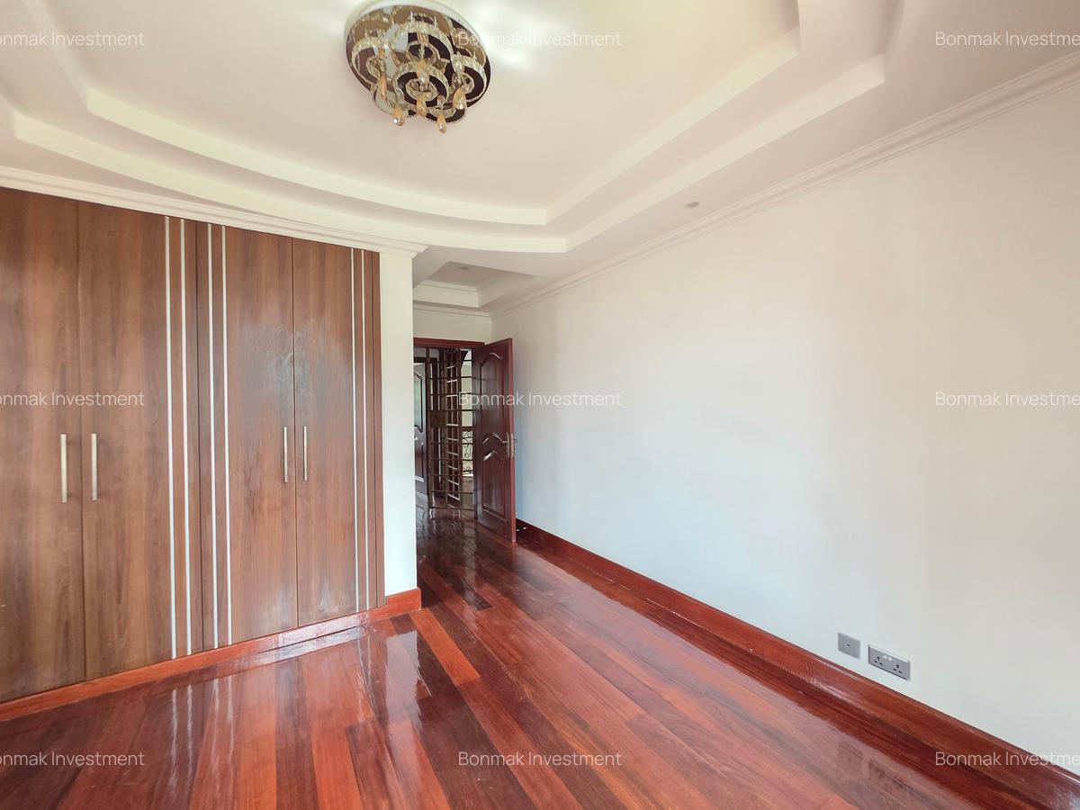 5 Bed House with En Suite at Old Runda - 19