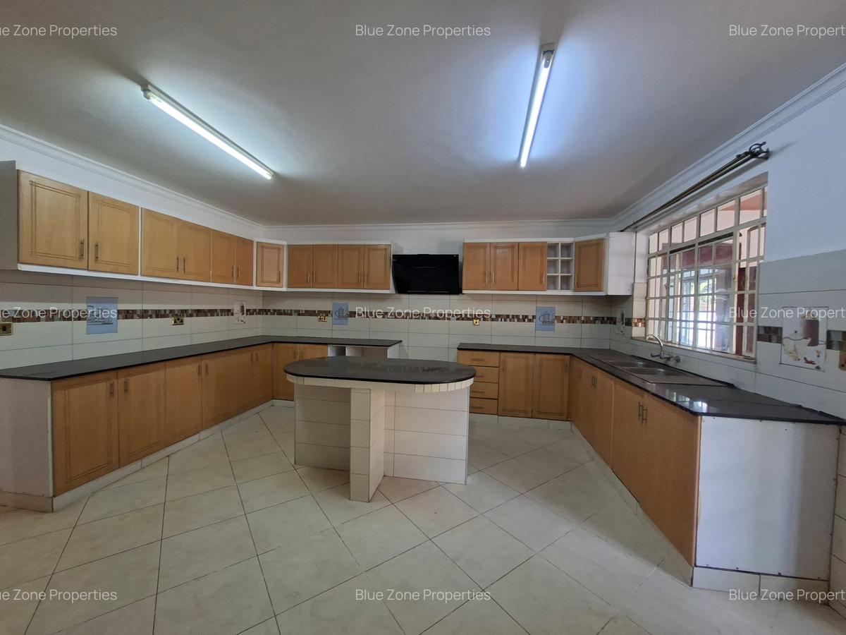 5 Bed House with En Suite at Close To Un - 4