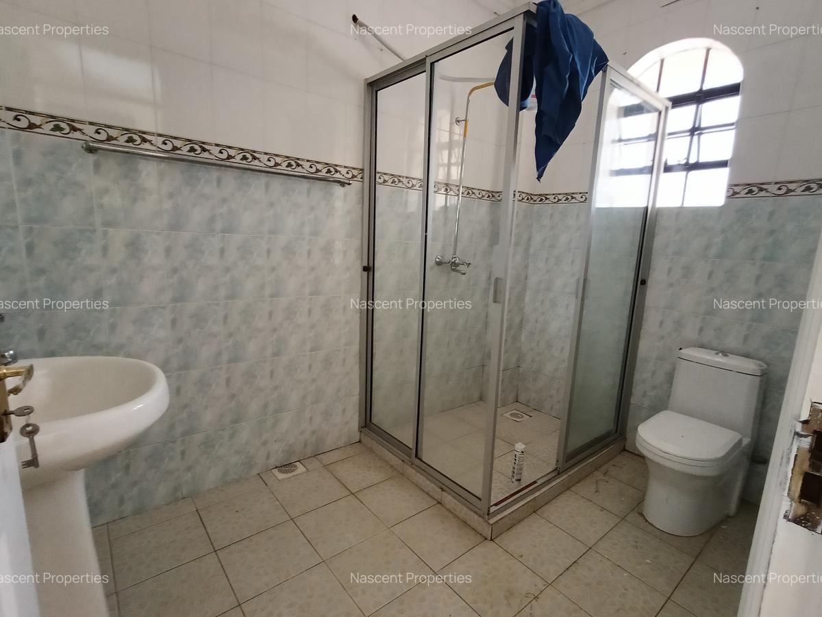 4 Bed House with En Suite in Ridgeways - 12