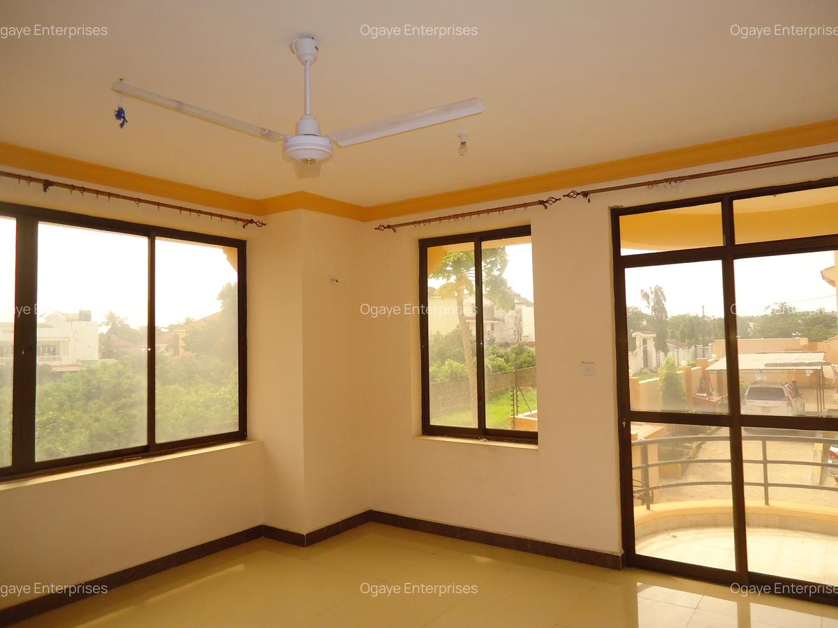 3 Bed Apartment with En Suite at Off Linksroad - 7
