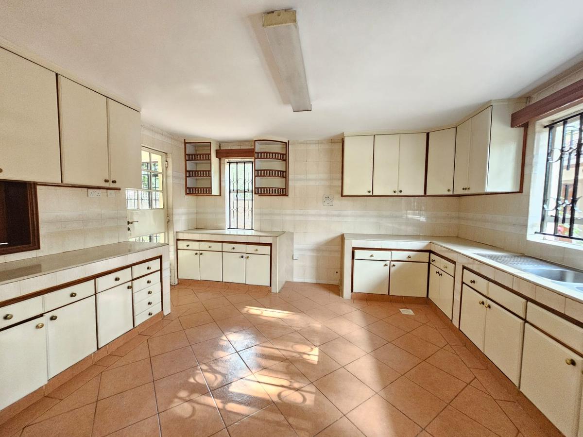 5 Bed House with En Suite in Lavington - 6