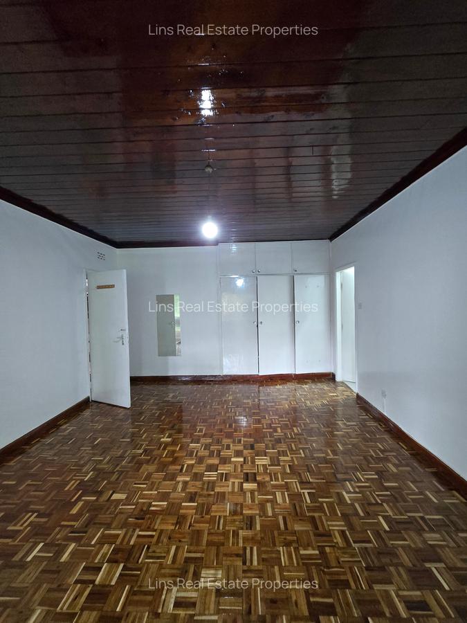 5 Bed House with En Suite in Lavington - 17