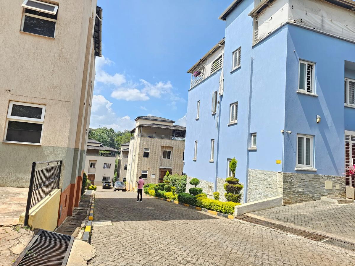 5 Bed House with En Suite in Lavington - 20