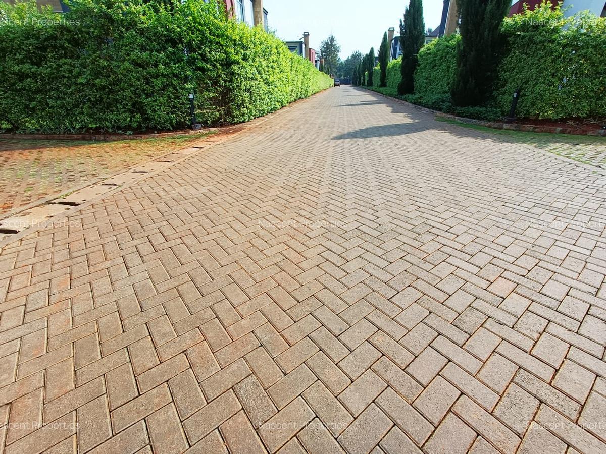 4 Bed House with En Suite at Garden Estate - 5