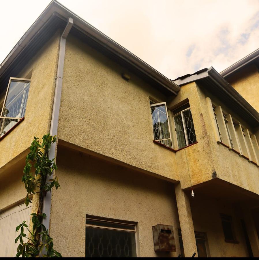 7 Bed Townhouse with En Suite in Kyuna - 3