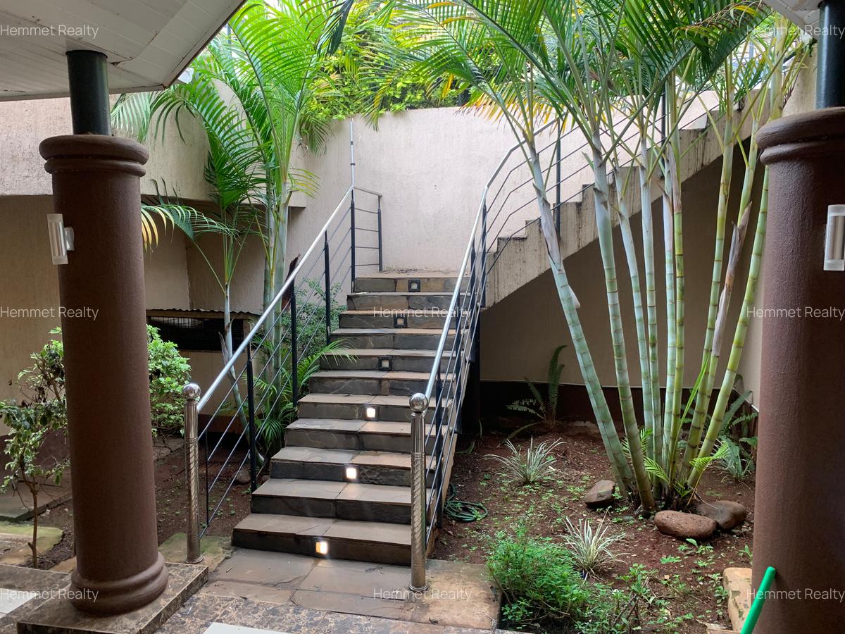 5 Bed Townhouse with En Suite in Kitisuru - 1