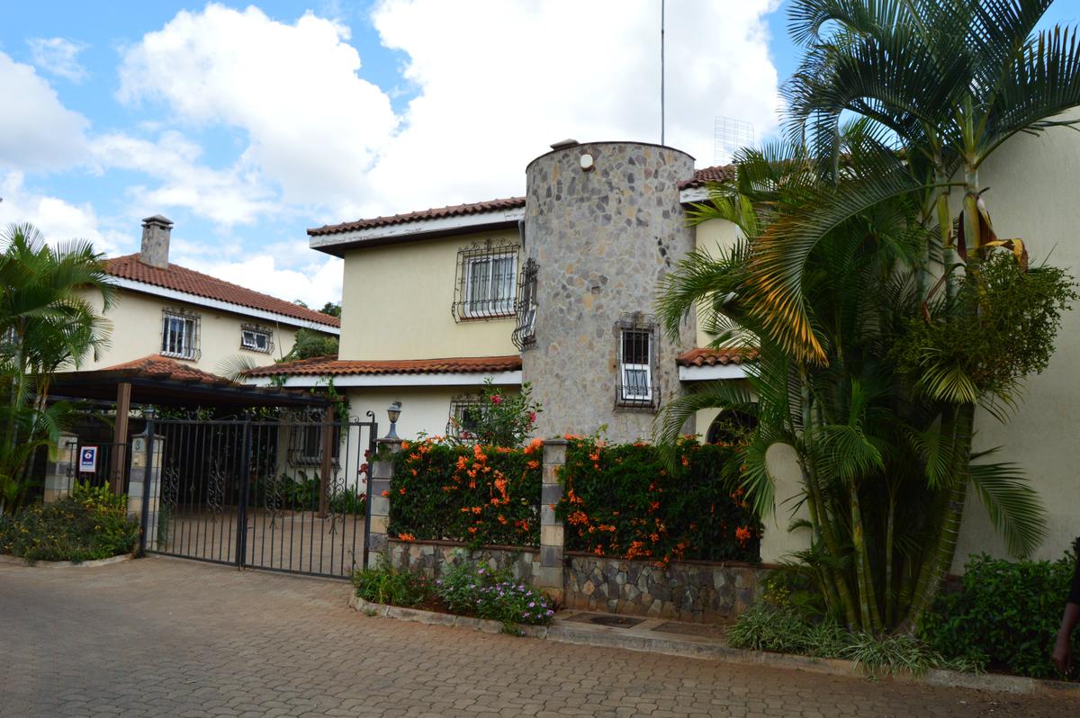 4 Bed Townhouse with En Suite at Palm Spring Gardens - 8