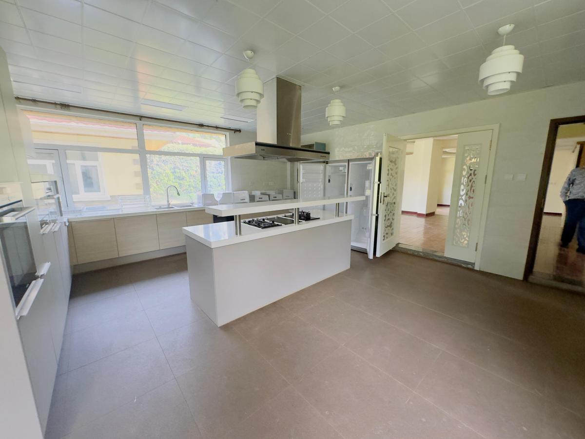 5 Bed House with En Suite at Mimosa Drive - 19