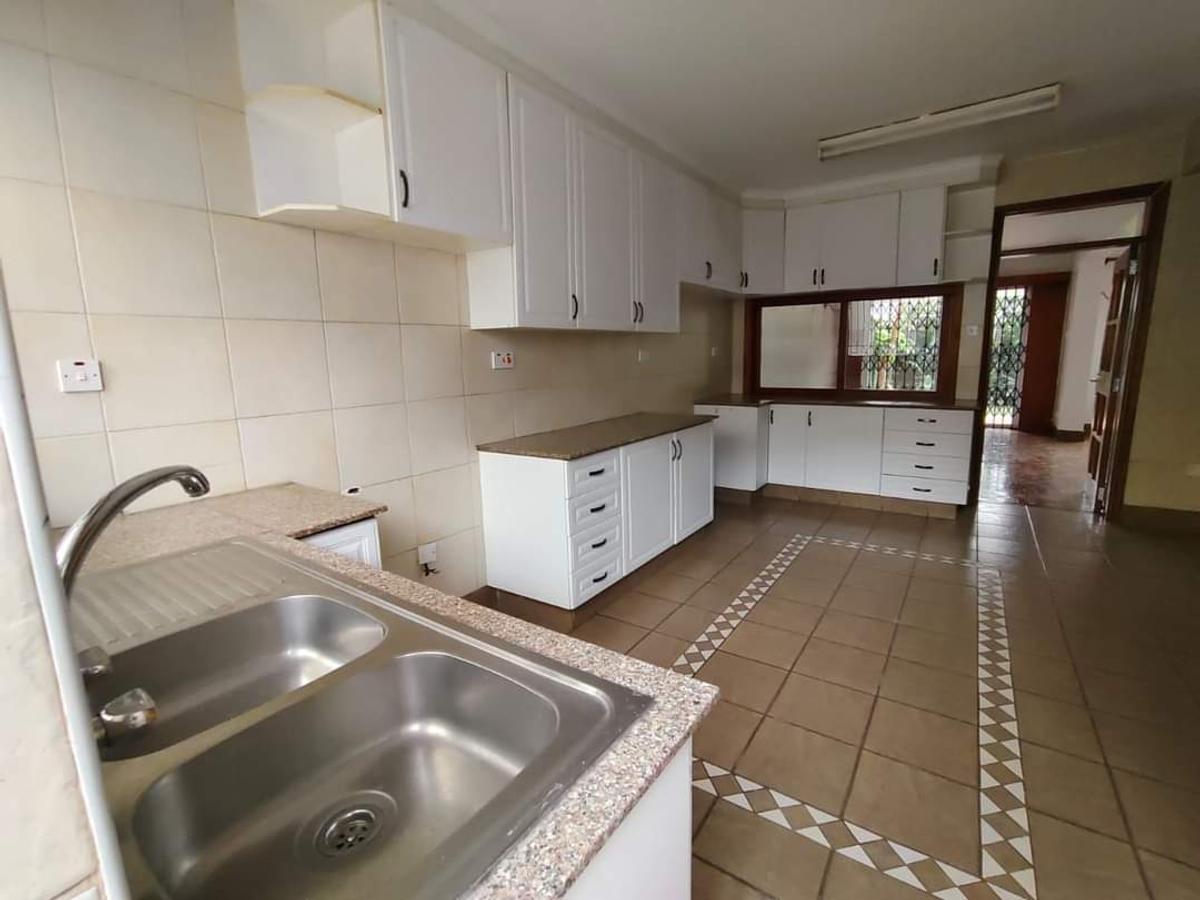 4 Bed Townhouse with En Suite at Lavington - 19