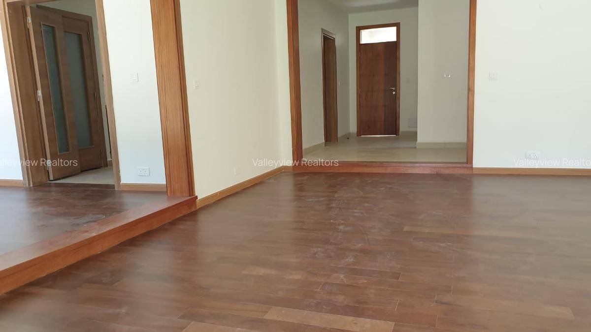 5 Bed Townhouse with En Suite at Lavington - 6
