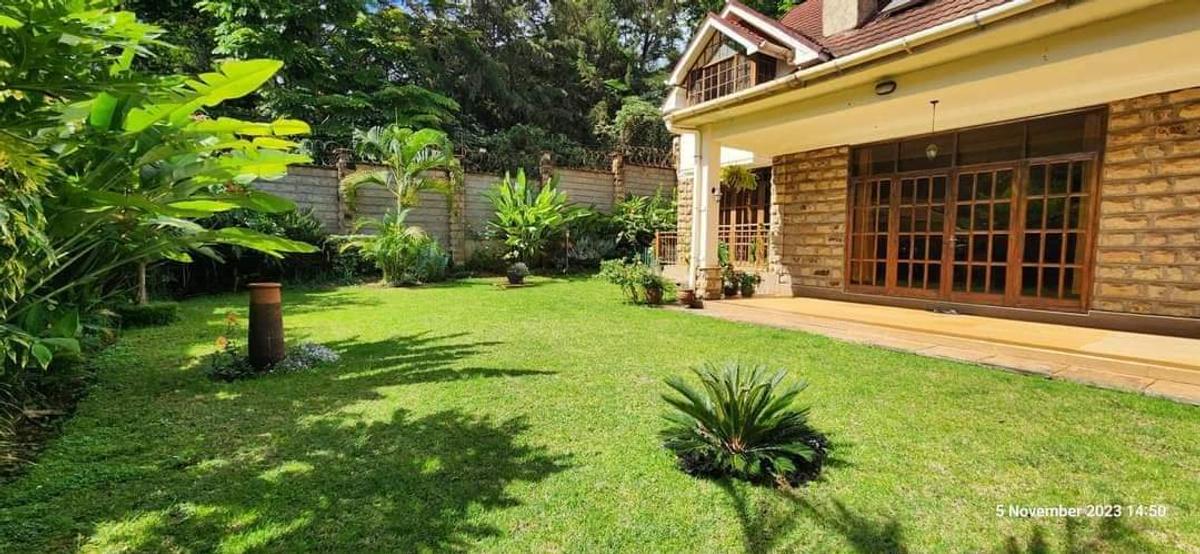 4 Bed House with Swimming Pool at Rosslyn - 1