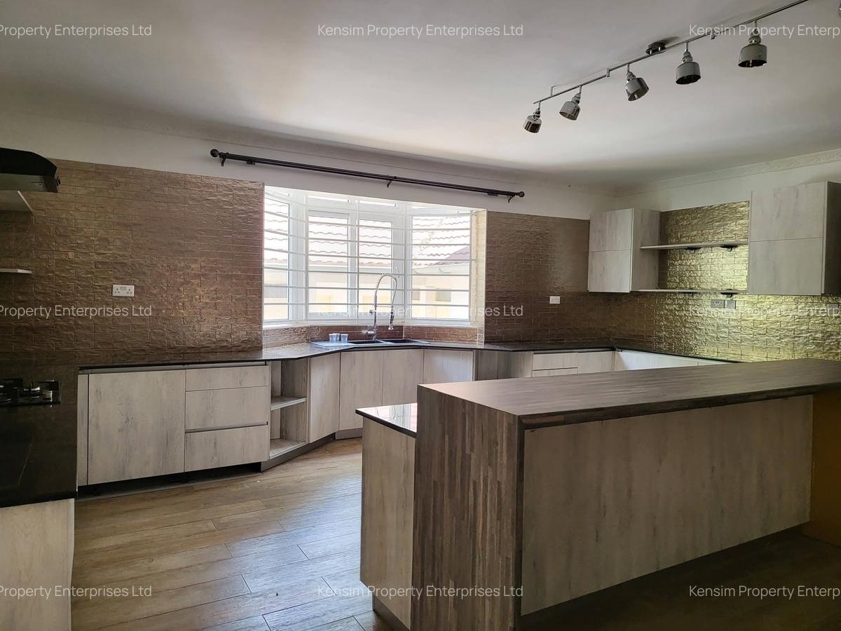 5 Bed Townhouse with En Suite in Rosslyn - 3