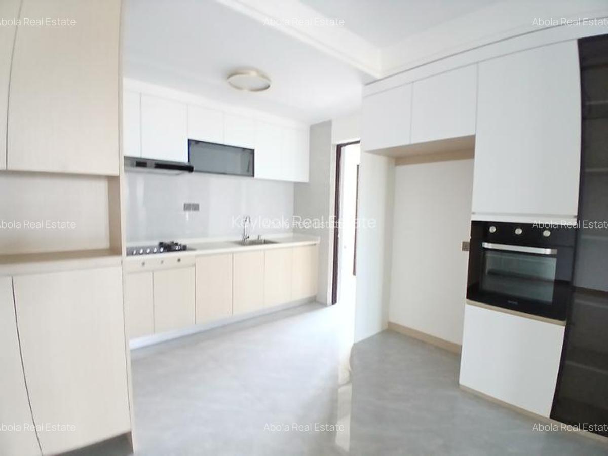 3 Bed Apartment with En Suite in Riverside - 11