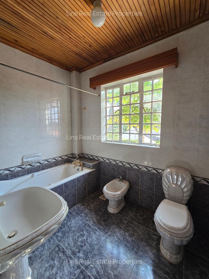 5 Bed House with En Suite in Runda - 10