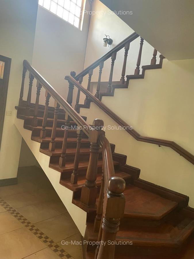 5 Bed House with En Suite in Runda - 10