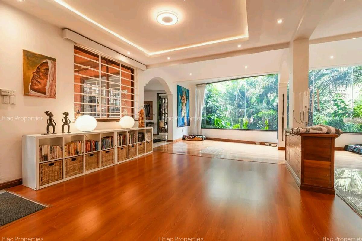 5 Bed House with En Suite in Runda - 11